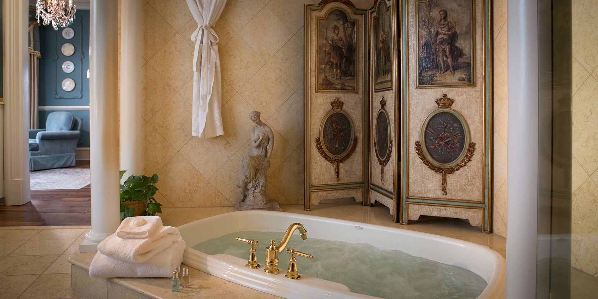 Separate jetted tub inside the Renaissance Guest Room bathroom