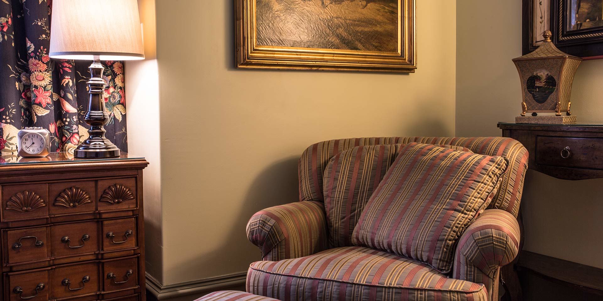 Relax inside the Colonial Guest Room with characteristic décor of a traditional colonial home